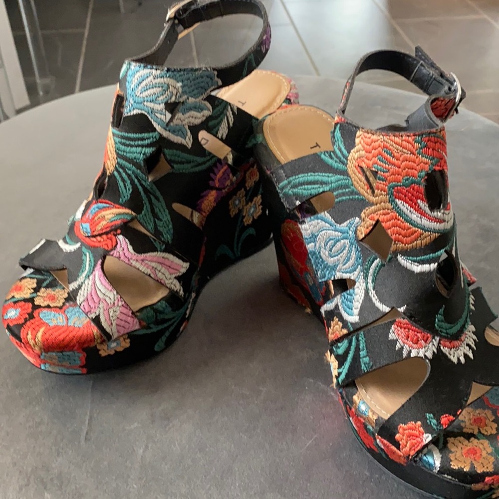 Torrid Wedge Platform Colorful Floral 6.5 EUC